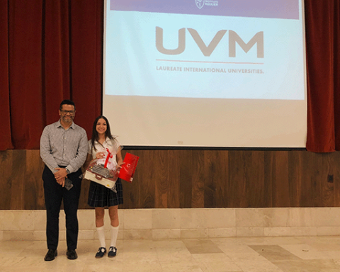 Ceremonia de bienvenida y entrega de becas de universidades 2025