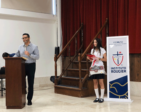 Ceremonia de bienvenida y entrega de becas de universidades 2025